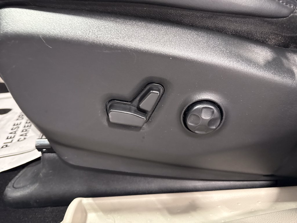 Used 2023 Chrysler Pacifica Touring-L FWD image 28