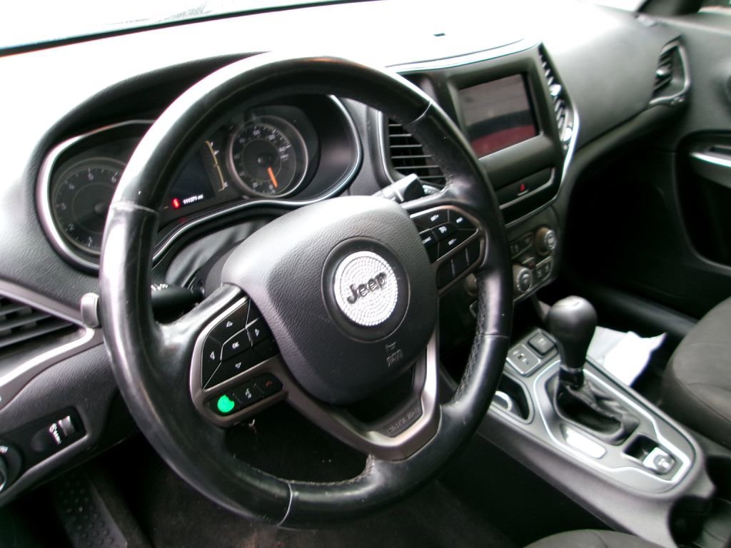 Used 2019 Jeep Cherokee Latitude w/ Cold Weather Group image 11