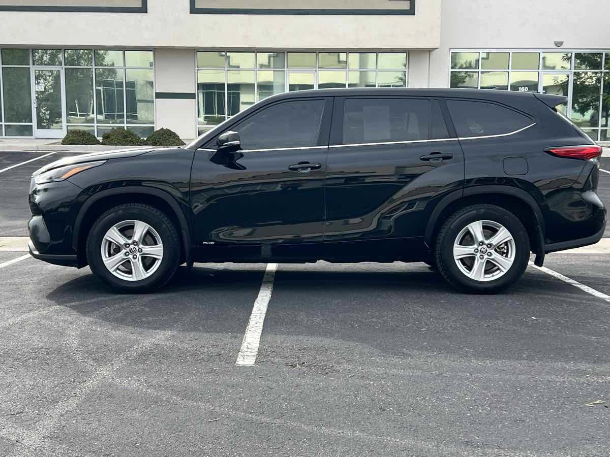 Used 2023 Toyota Highlander LE AWD/4WD image 6