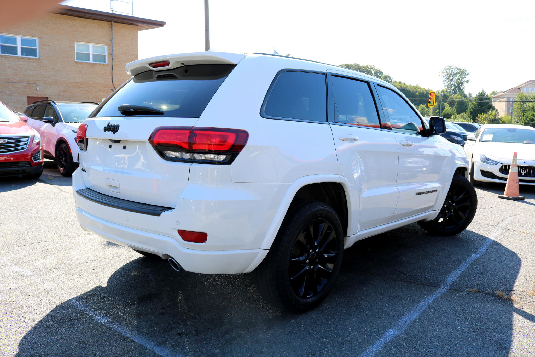 Used 2019 Jeep Grand Cherokee Altitude image 2