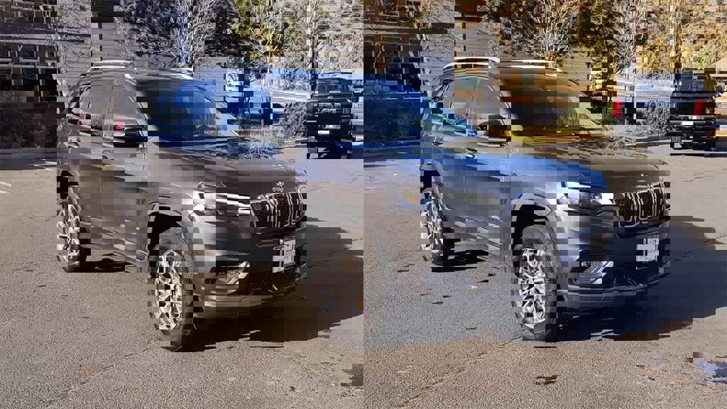 Used 2019 Jeep Cherokee Latitude Plus w/ Comfort/Convenience Group image 3