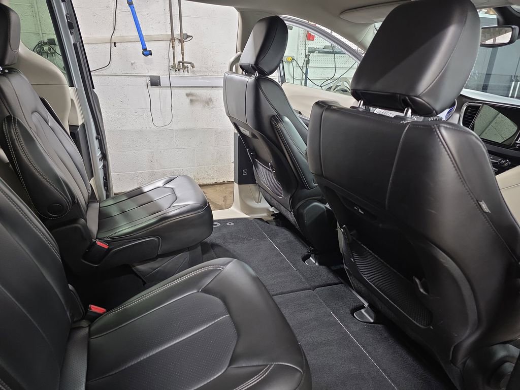 Used 2023 Chrysler Pacifica Touring-L FWD image 12