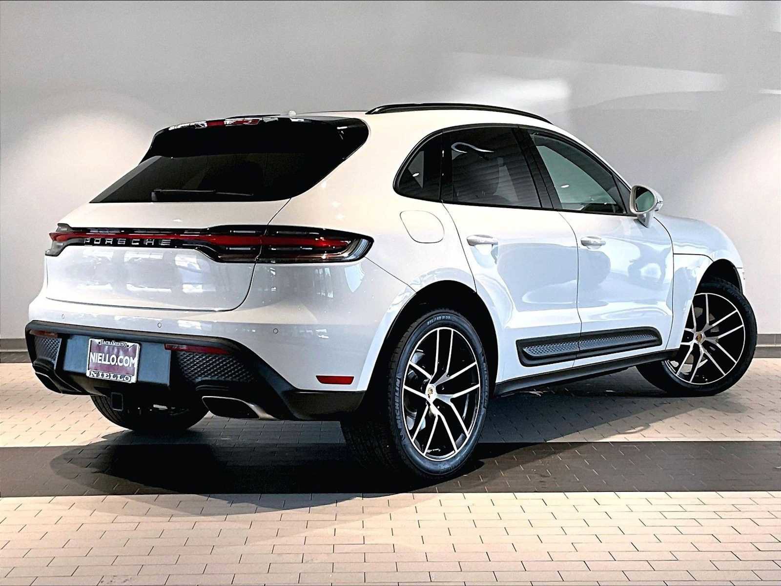 Used 2025 Porsche Macan image 10
