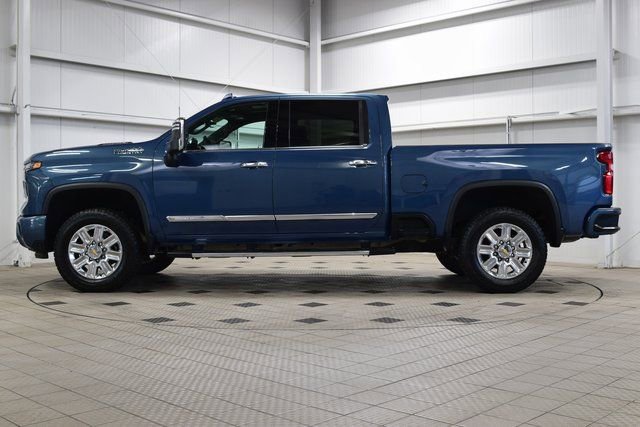 Used 2024 Chevrolet Silverado 3500 High Country w/ Technology Package AWD/4WD image 4
