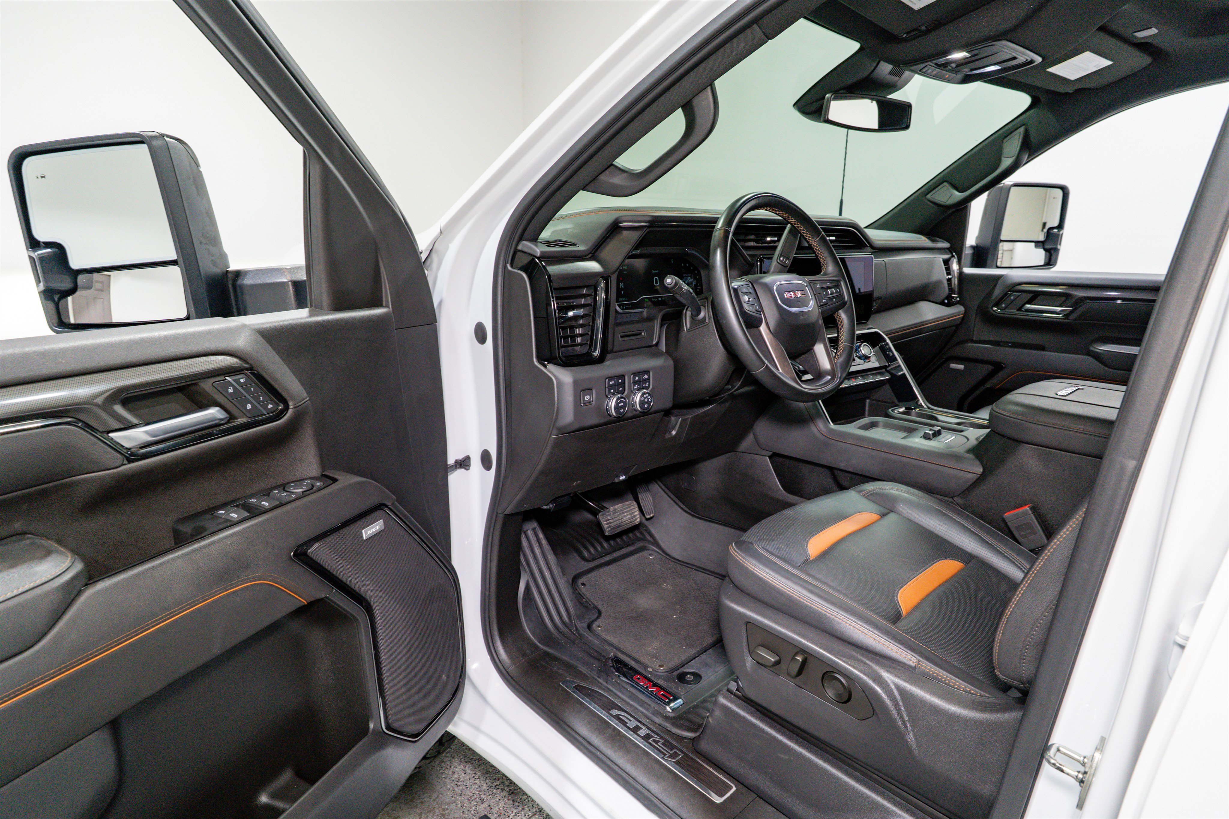 Used 2024 GMC Sierra 2500 AT4 image 16