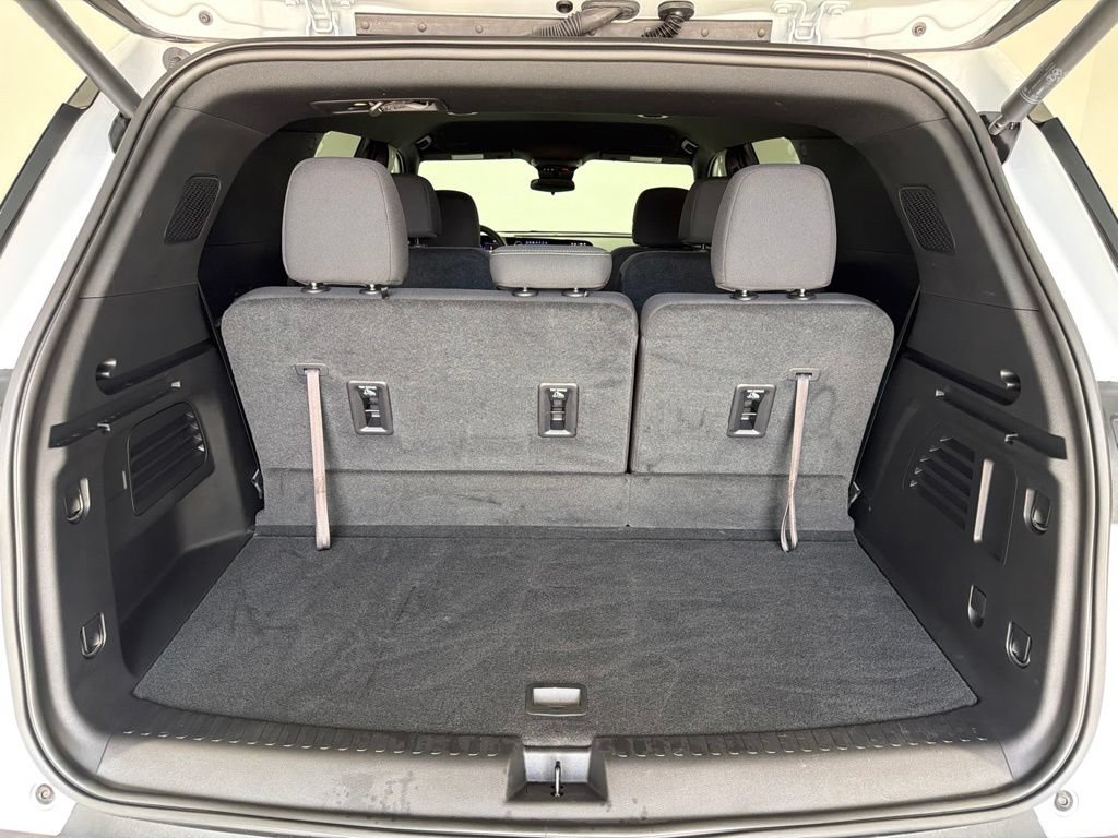 Used 2025 Chevrolet Traverse LT w/ LPO, Floor Liner Package FWD image 23
