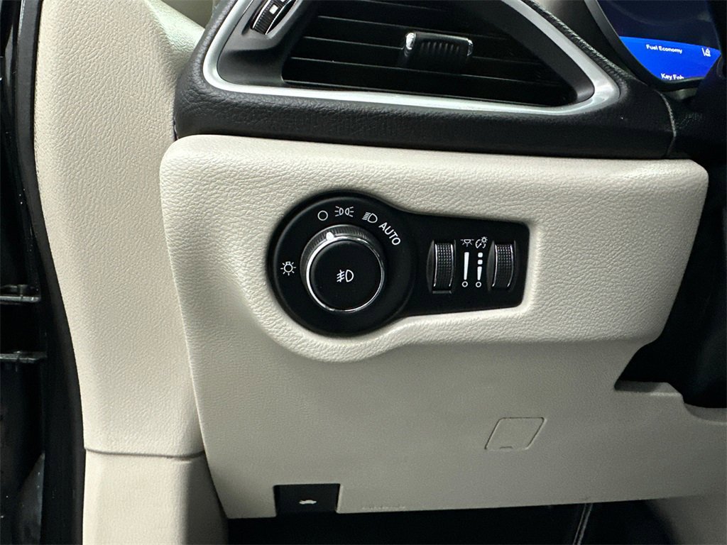 Used 2017 Chrysler Pacifica Limited w/ UConnect Theater Package image 37