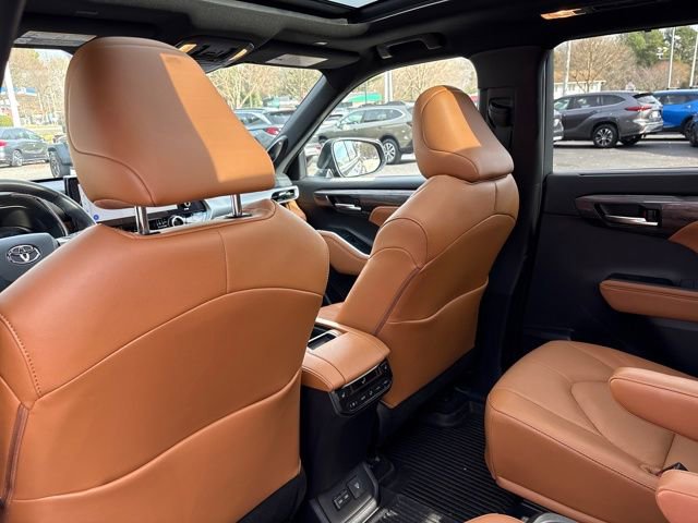 Used 2024 Toyota Highlander Platinum image 27