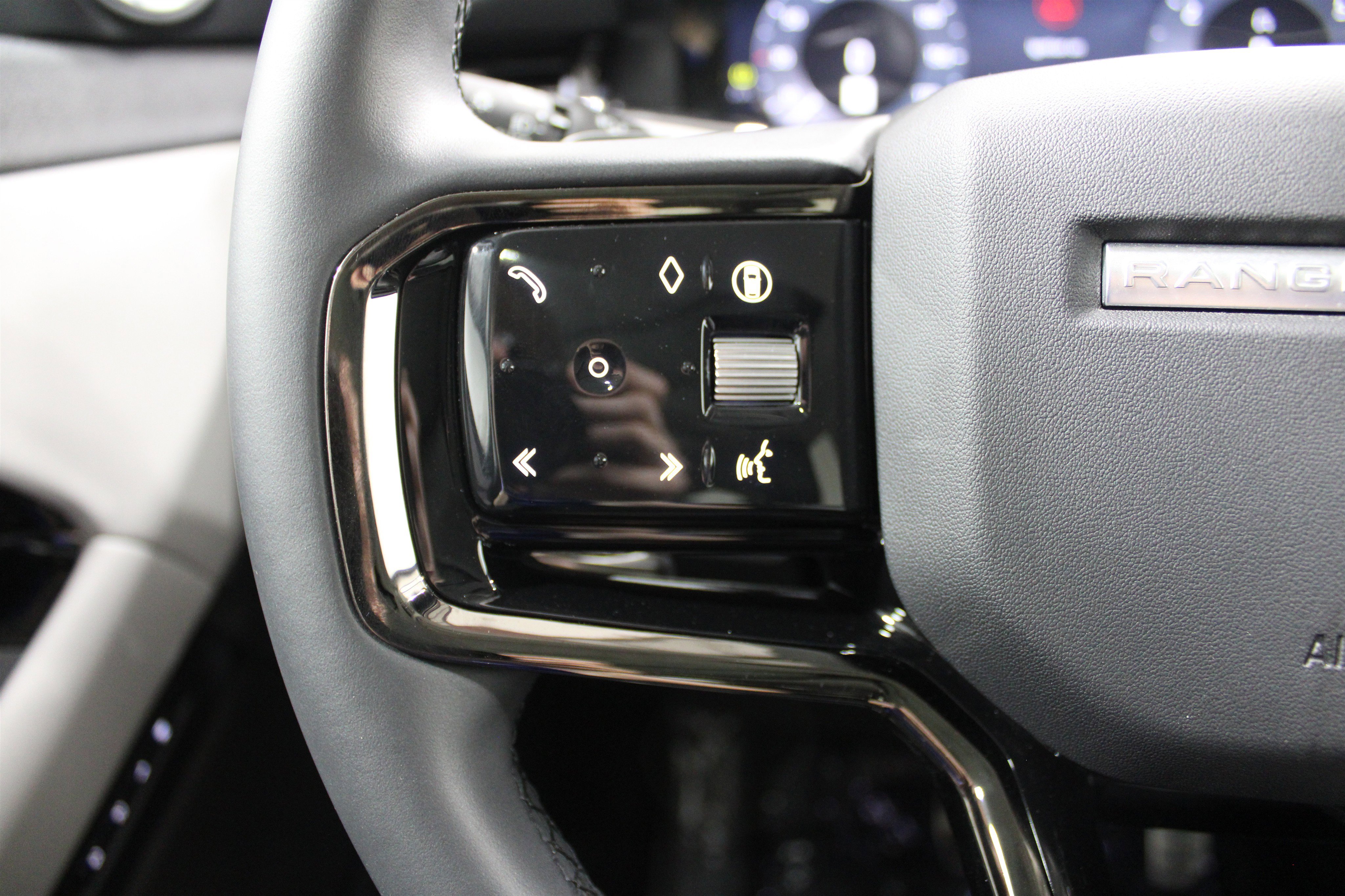 Used 2024 Land Rover Range Rover Evoque Dynamic SE AWD/4WD image 9