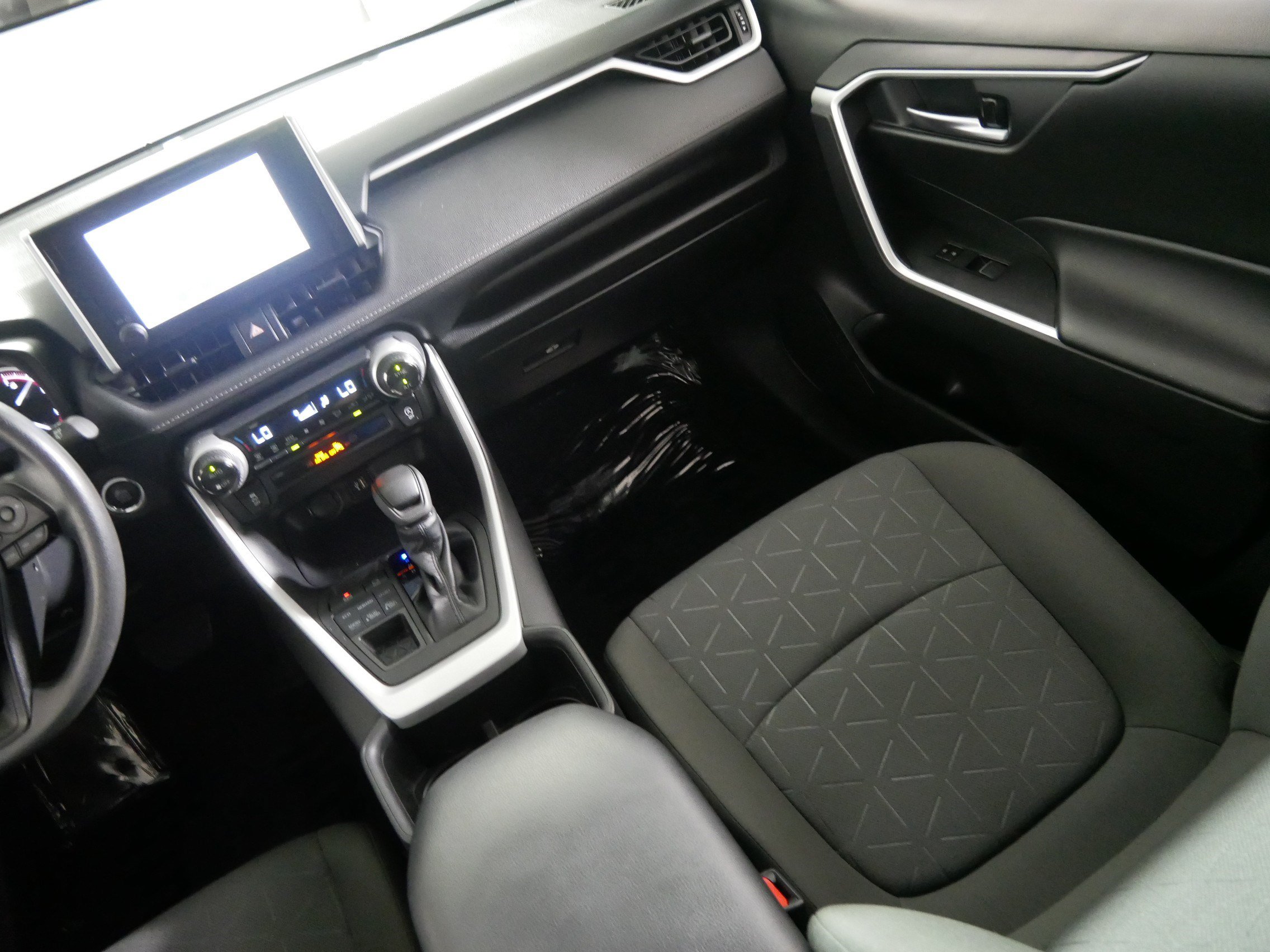 Used 2024 Toyota RAV4 XLE AWD/4WD image 11