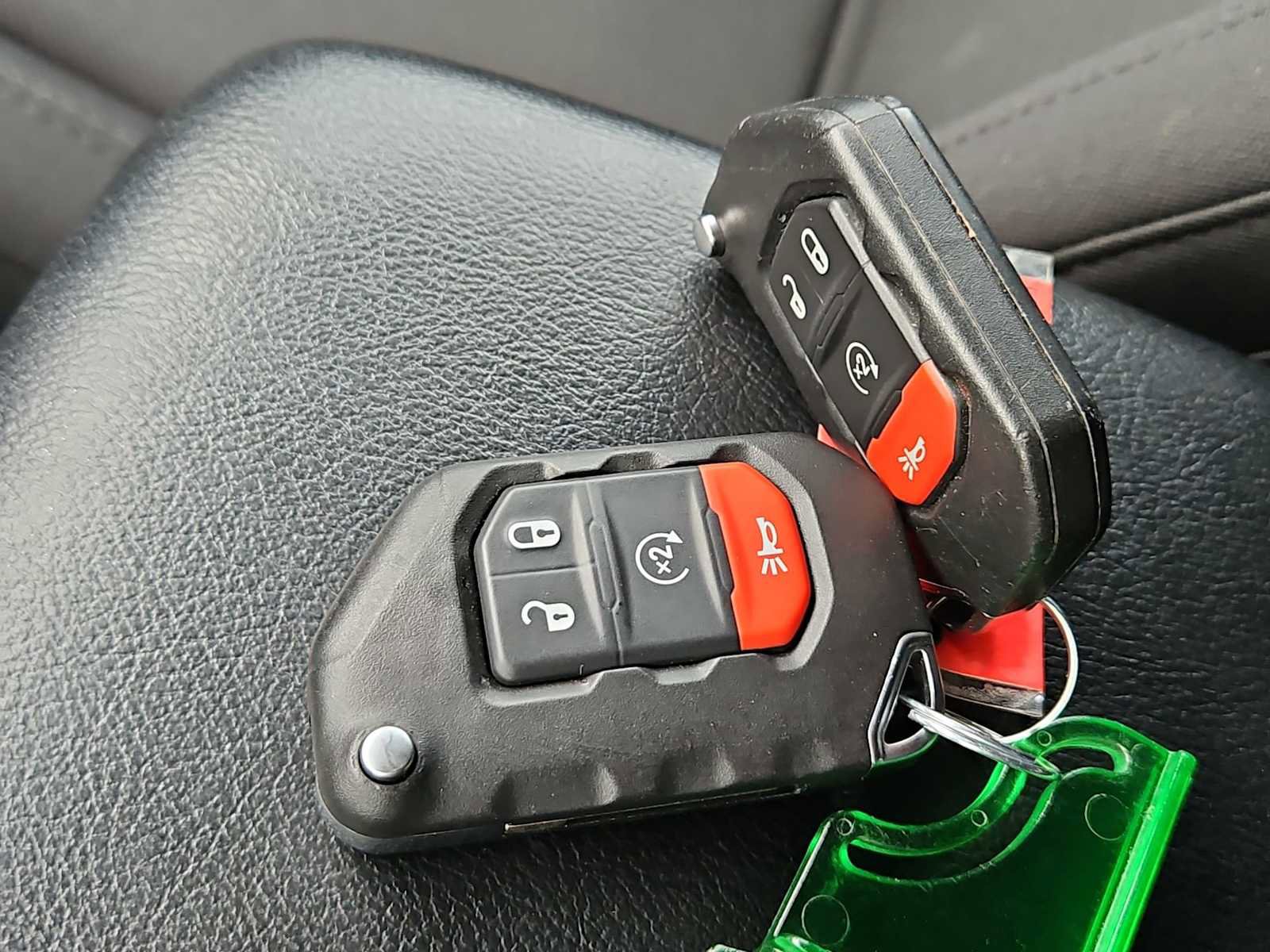 Used 2023 Jeep Wrangler Unlimited w/ Sun & Screen Package image 33