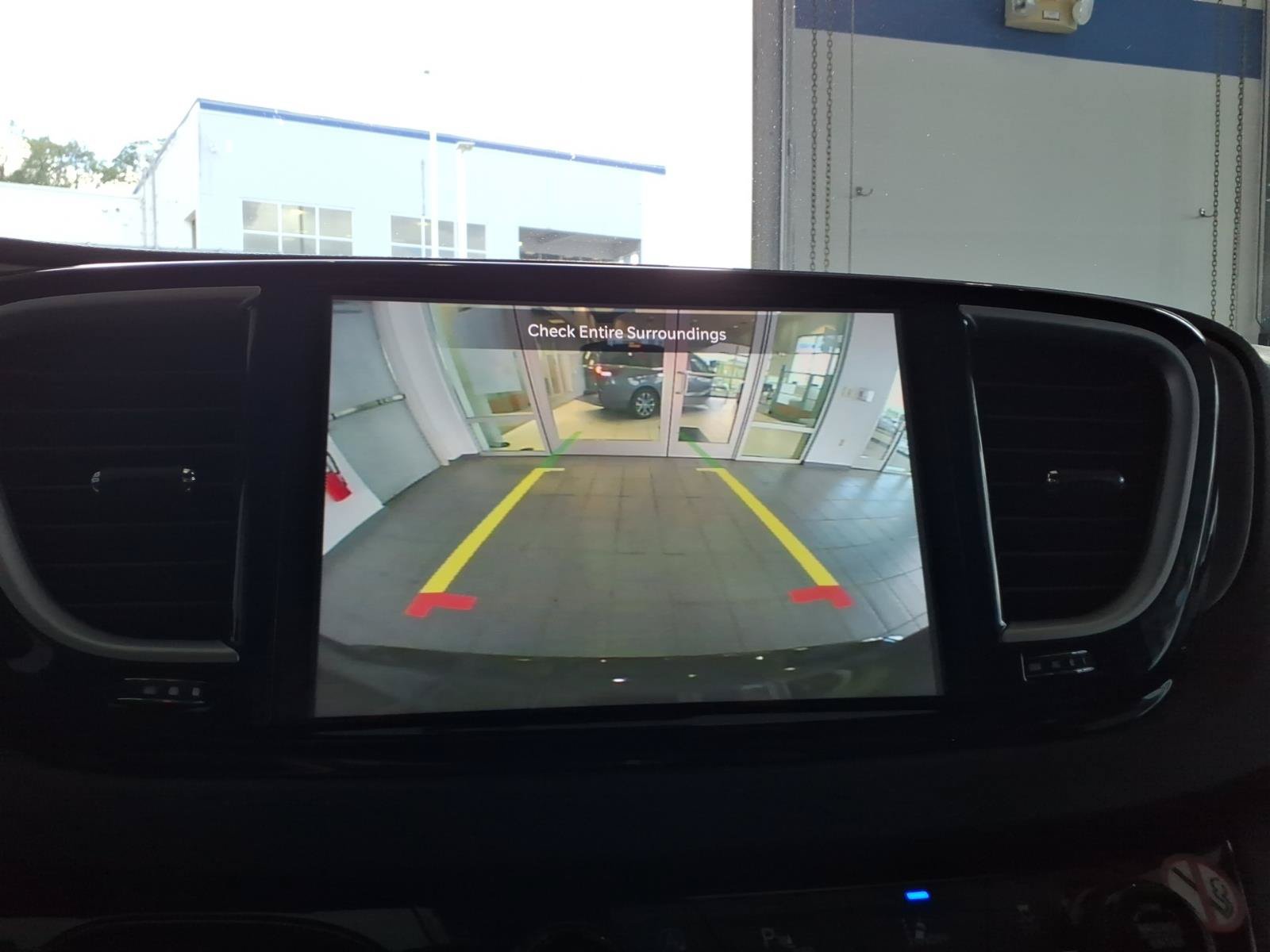 Used 2025 Chrysler Pacifica Select FWD image 26