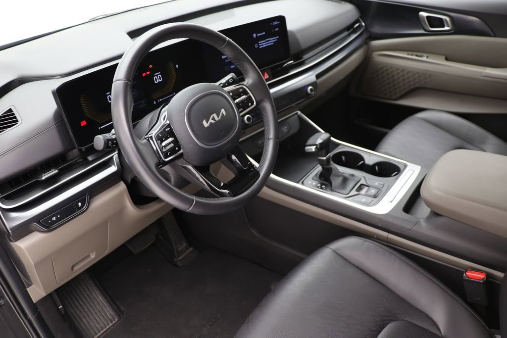 Used 2025 Kia Carnival FWD image 13