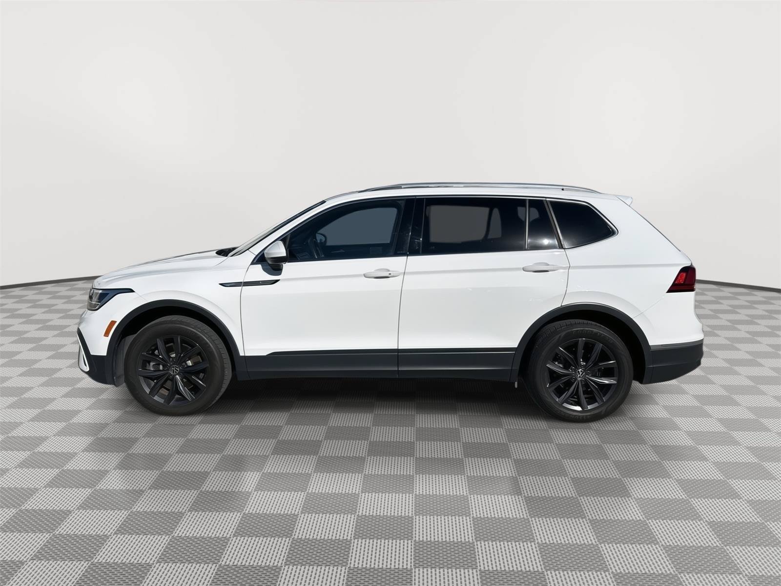 Certified 2024 Volkswagen Tiguan SE w/ Panoramic Sunroof Package AWD/4WD image 1