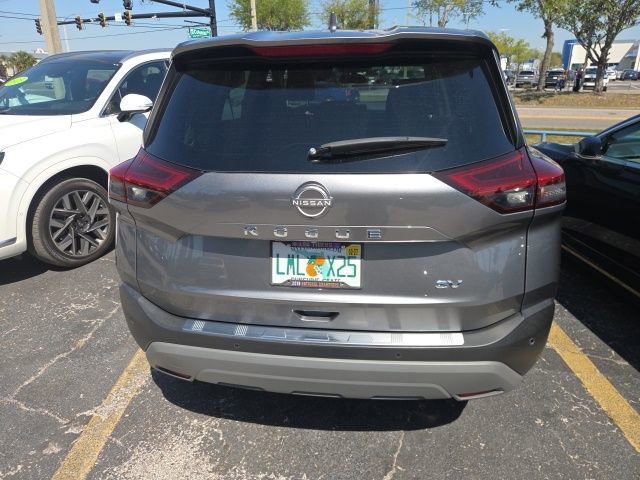 Used 2023 Nissan Rogue SV image 2