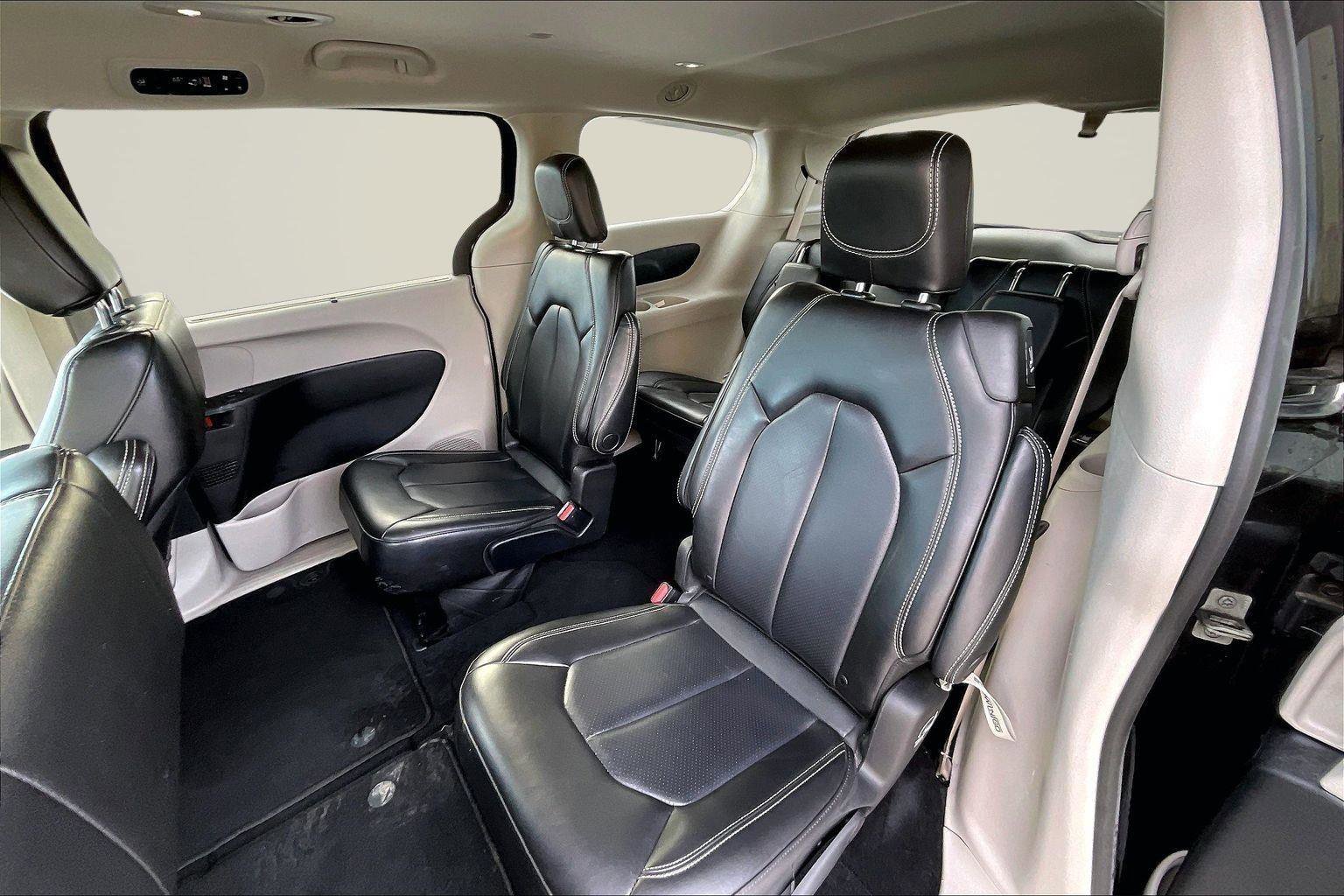 Used 2023 Chrysler Pacifica Touring-L image 25