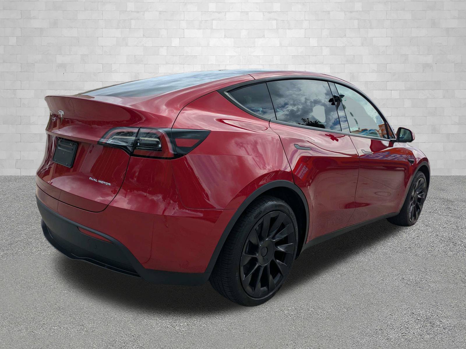 Used 2024 Tesla Model Y Long Range AWD/4WD image 2
