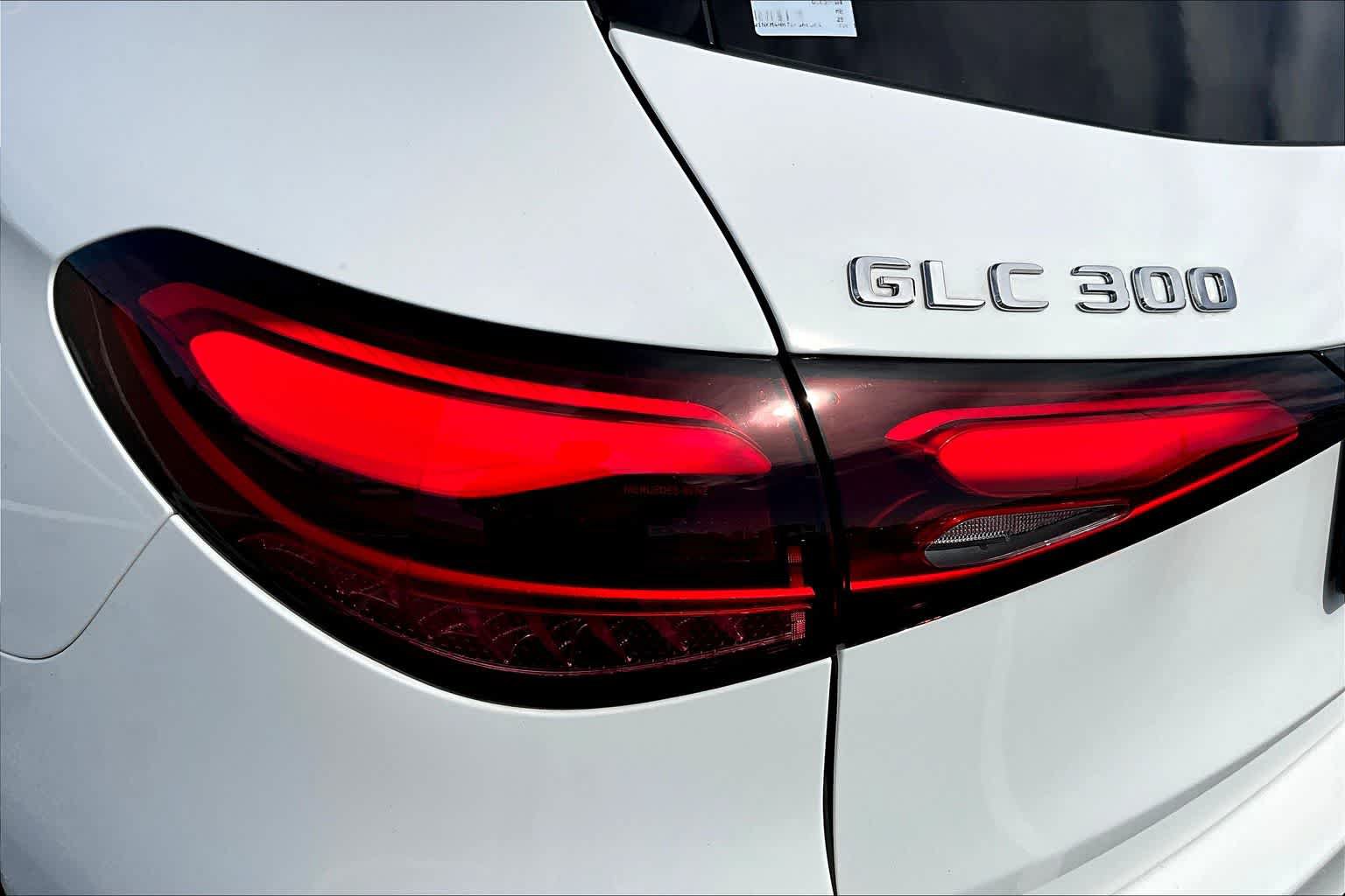 Used 2025 Mercedes-Benz GLC 300 4MATIC image 29