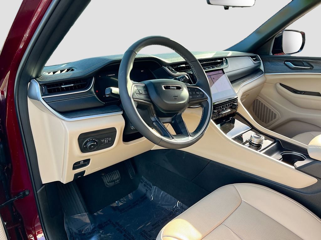 Certified 2025 Jeep Grand Cherokee L Limited w/ Luxury Tech Group II image 9