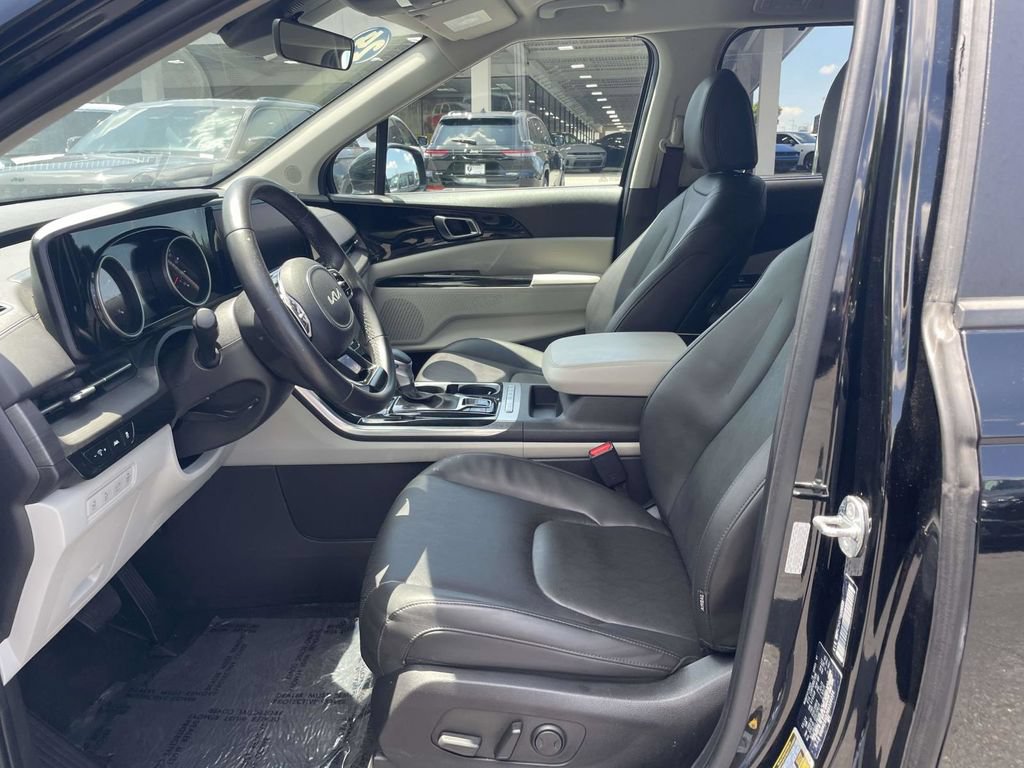 Used 2024 Kia Carnival EX FWD image 25