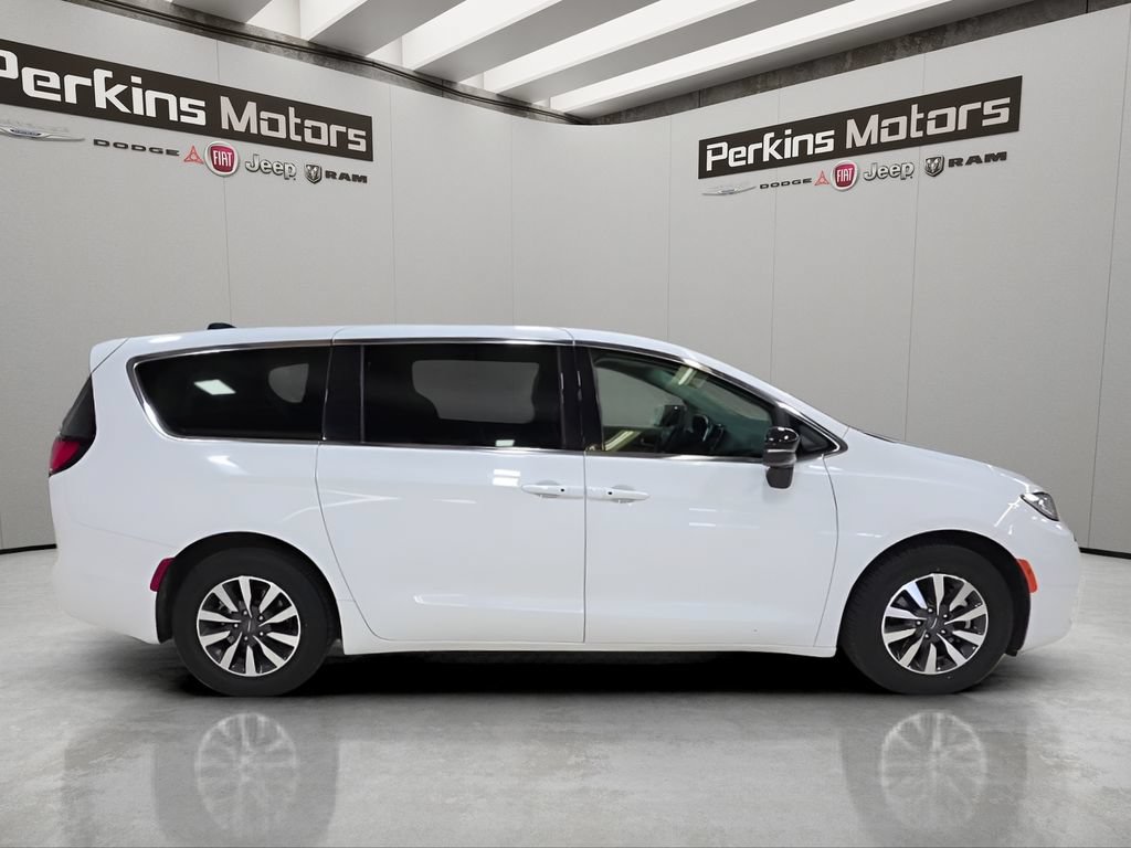 Used 2024 Chrysler Pacifica Limited FWD image 6