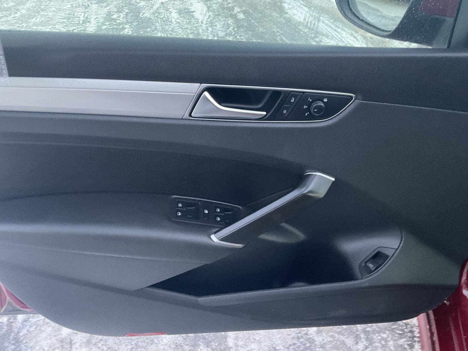 Used 2019 Volkswagen Passat 2.0T Wolfsburg w/ Wheels & Sunroof Package image 12