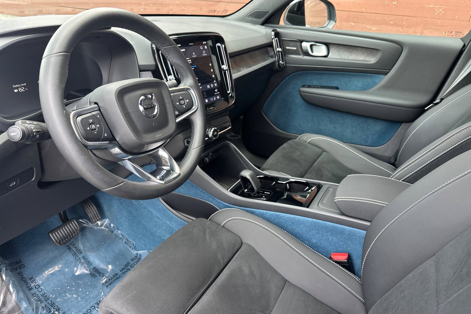 Used 2025 Volvo EX40 Ultra w/ Protection Package Premier image 14