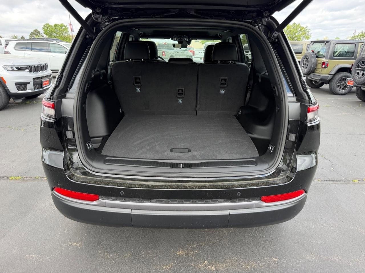 New 2026 Jeep Grand Cherokee Altitude image 5