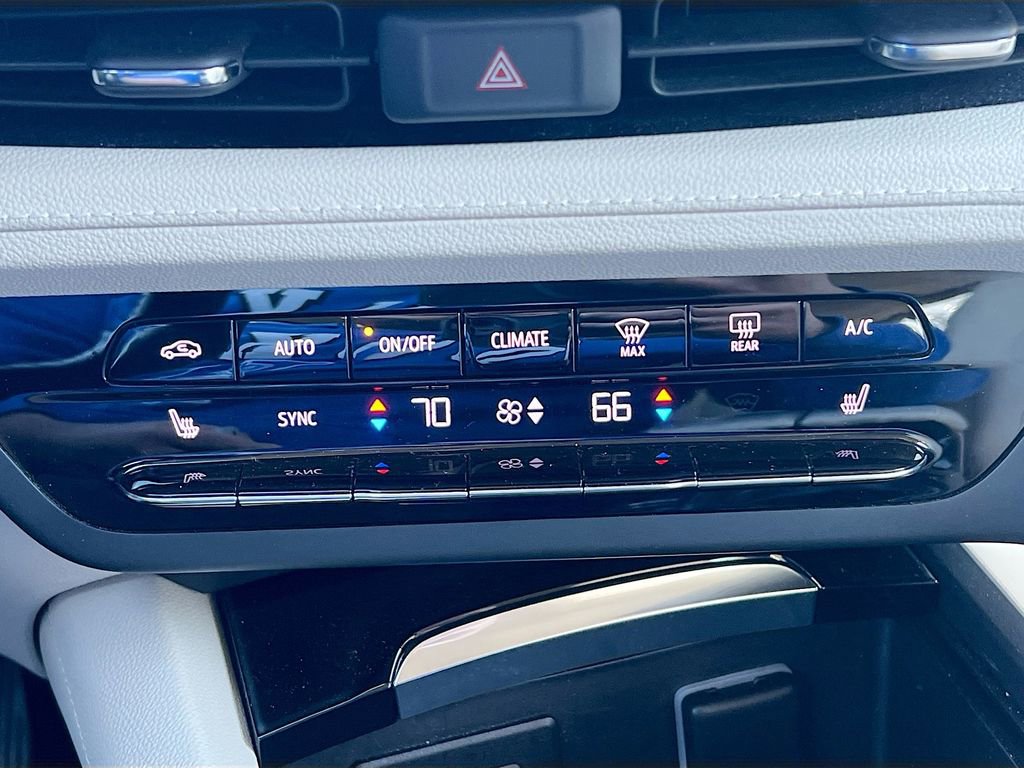 Used 2022 Buick Envision Essence w/ Safety Package image 17