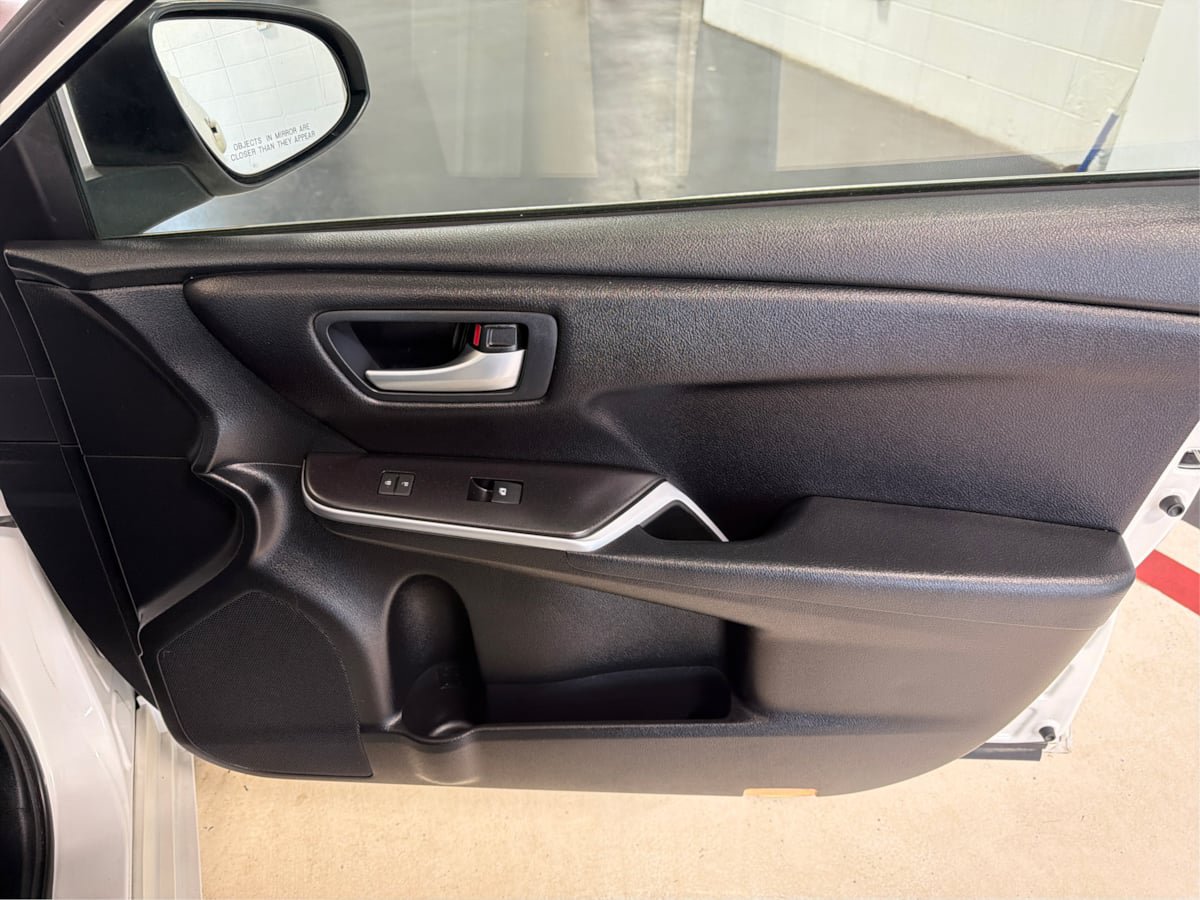 Used 2017 Toyota Camry SE w/ Moonroof Package FWD image 26