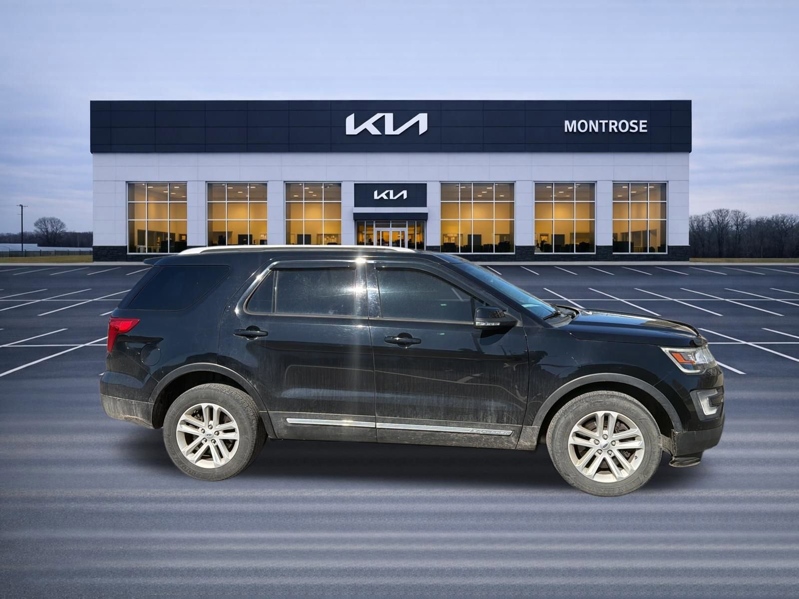 Used 2017 Ford Explorer XLT image 4