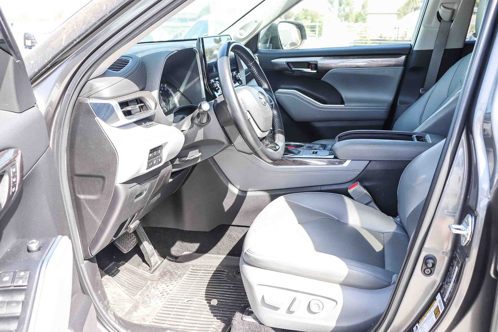 Used 2022 Toyota Highlander Limited AWD/4WD image 4