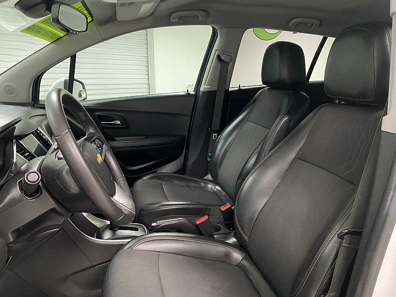 Used 2020 Chevrolet Trax LT w/ LT Convenience Package image 9