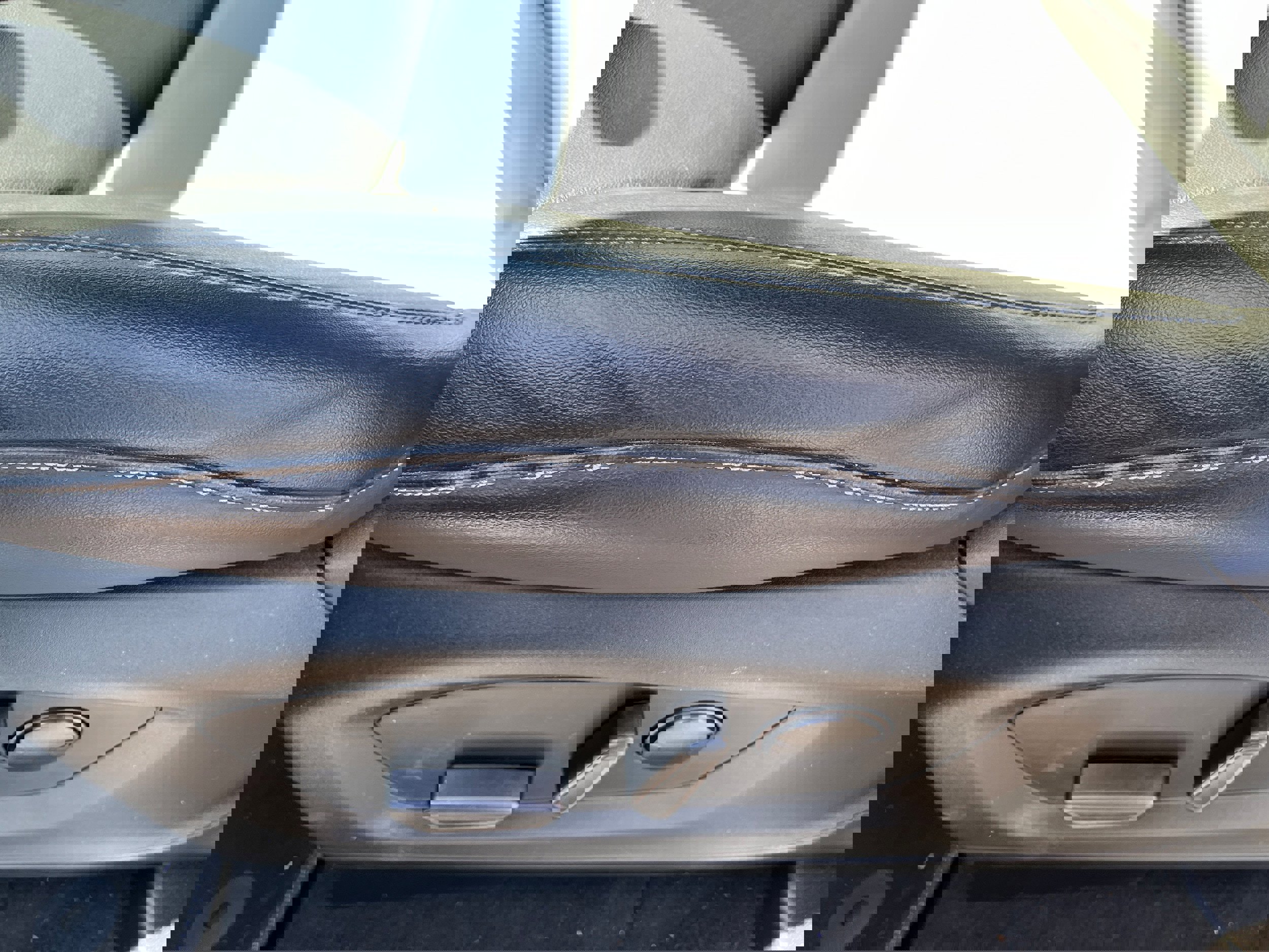 Used 2022 Ford Explorer XLT w/ Equipment Group 202A AWD/4WD image 10