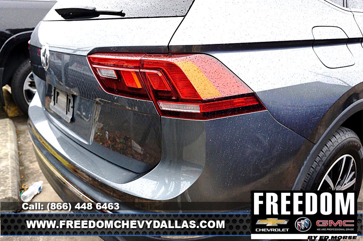 Used 2021 Volkswagen Tiguan SE w/ Panoramic Sunroof Package FWD image 9