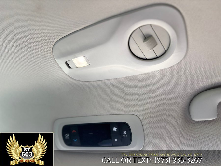 Used 2023 Chrysler Voyager LX FWD image 17