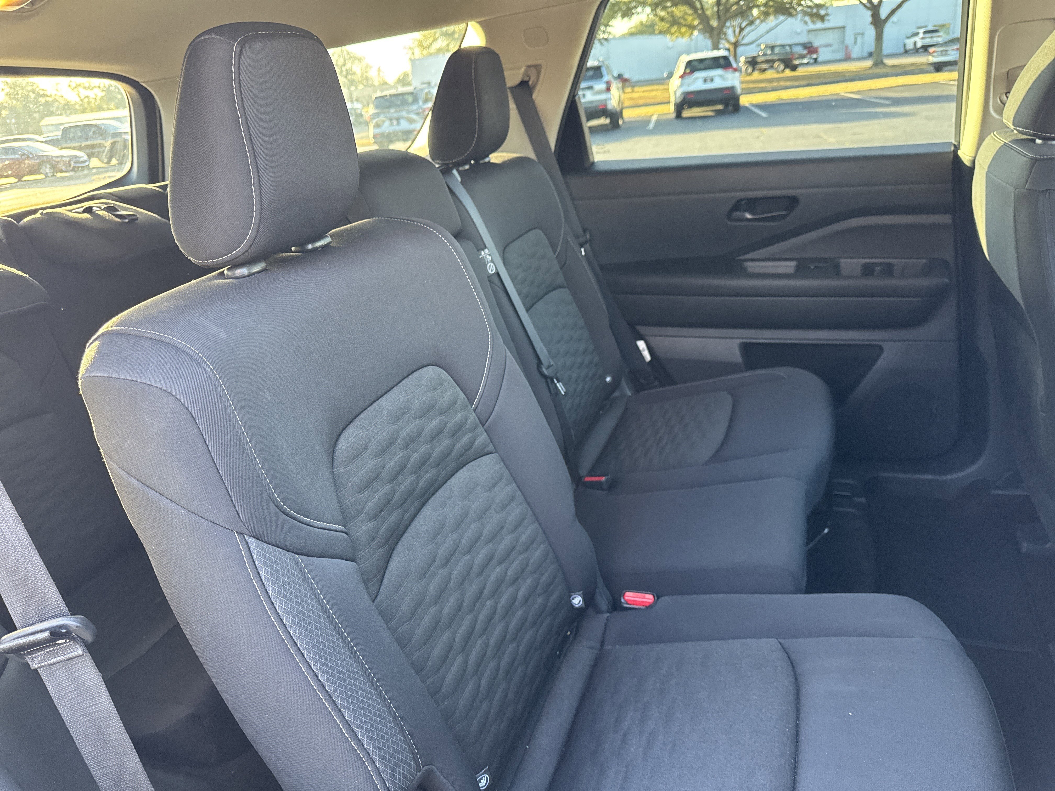 Used 2024 Nissan Pathfinder SV image 31