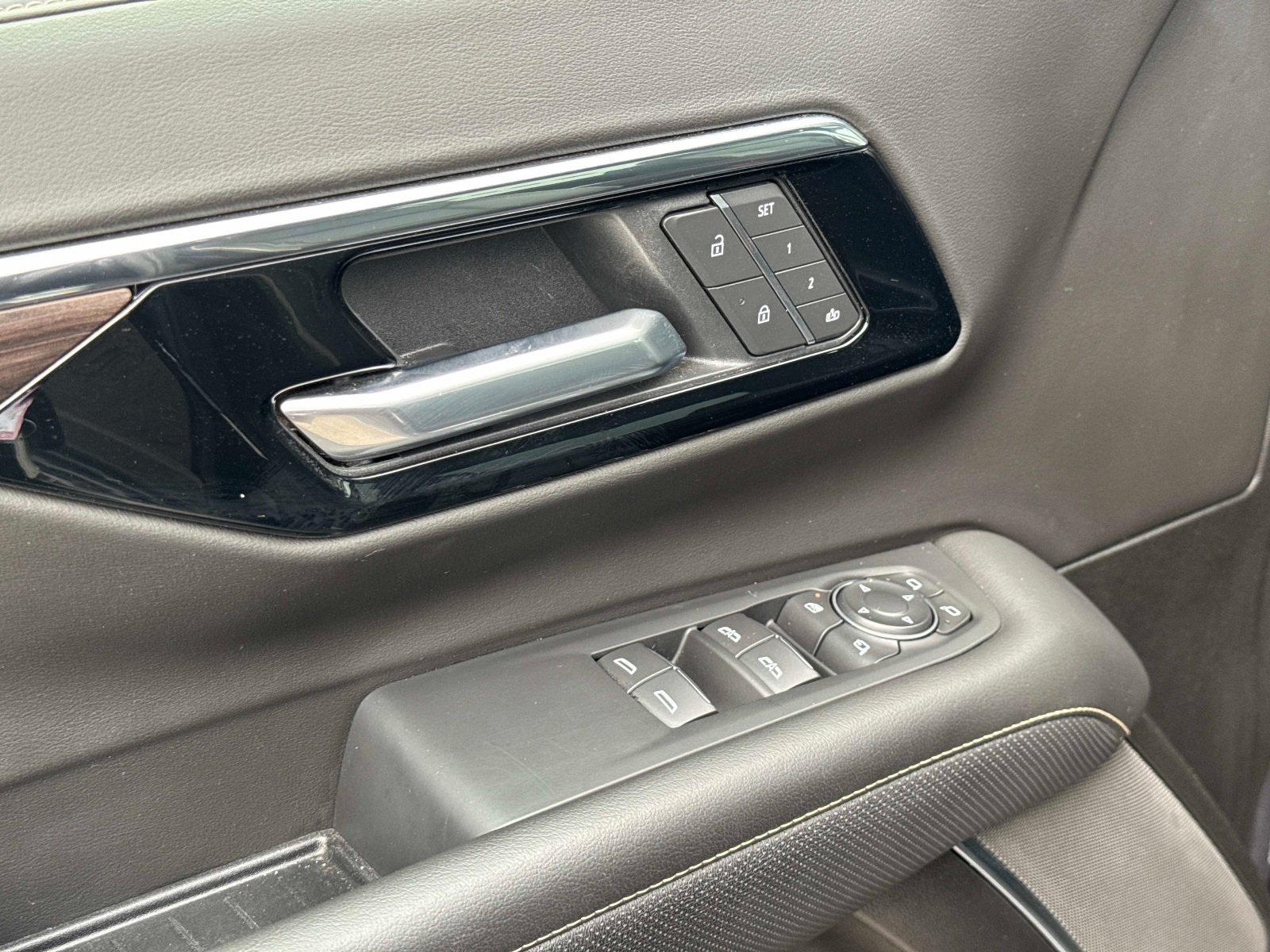 Used 2025 Chevrolet Suburban Premier RWD image 20