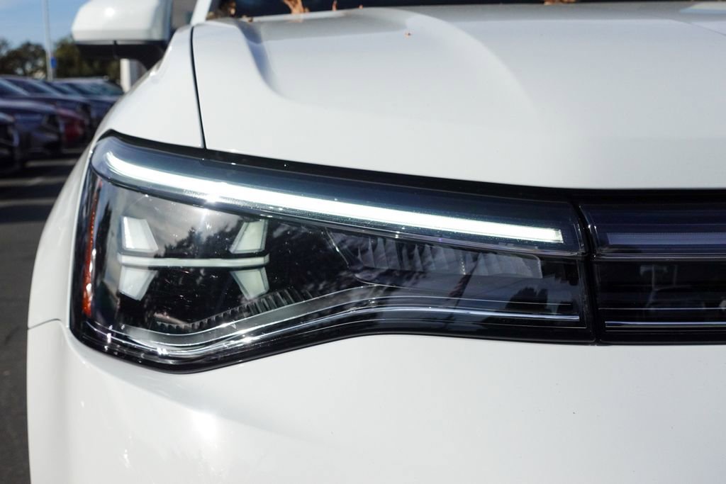 Certified 2025 Volkswagen Taos SEL image 3