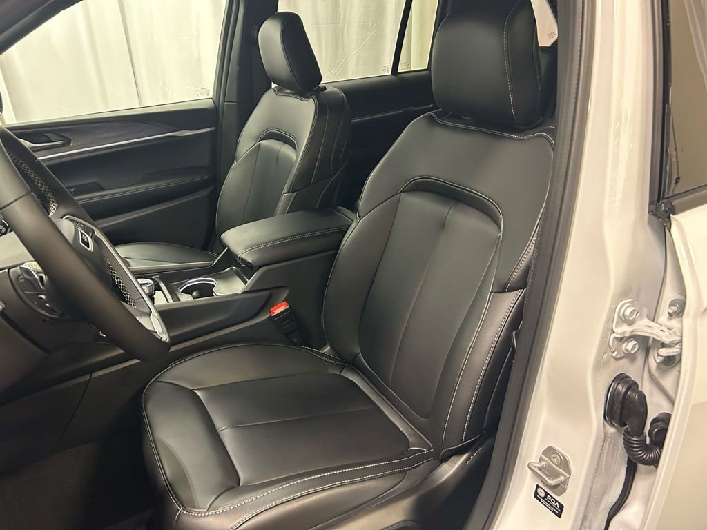 New 2025 Jeep Grand Cherokee Limited w/ Black Appearance Package image 8