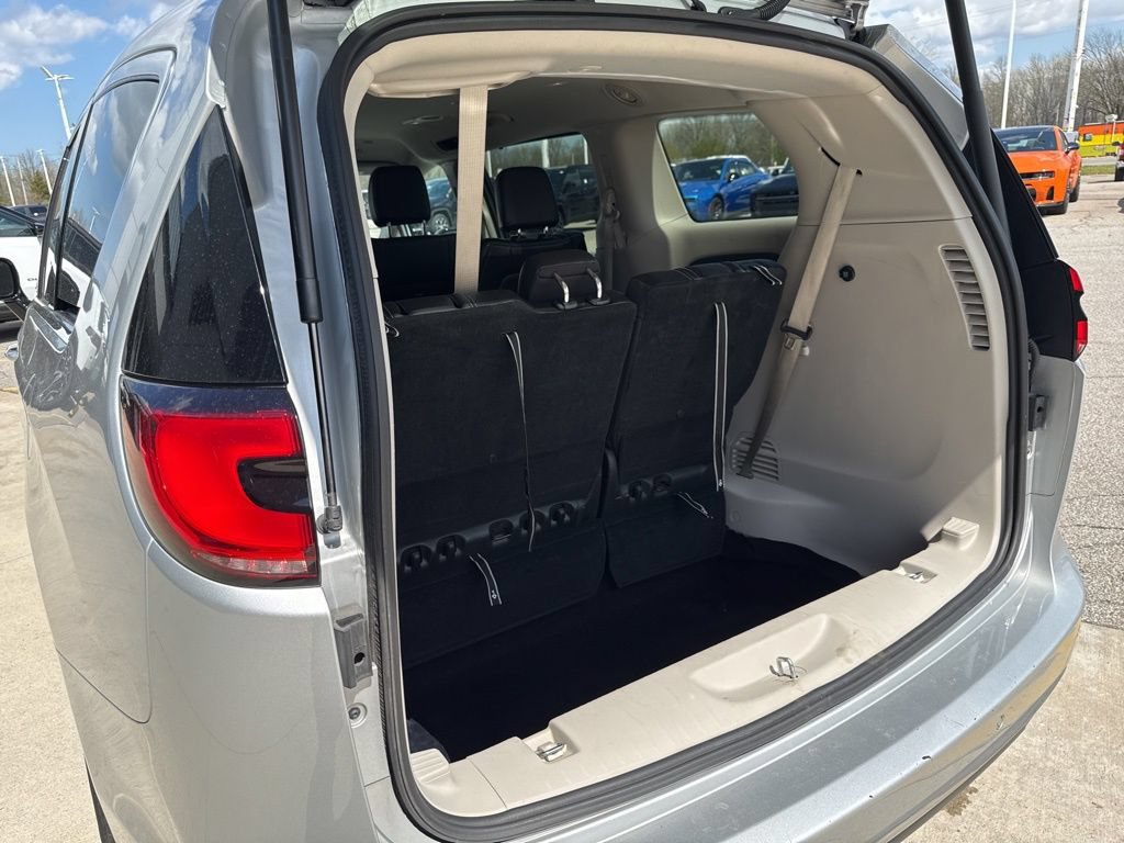 Used 2024 Chrysler Pacifica Touring-L FWD image 20