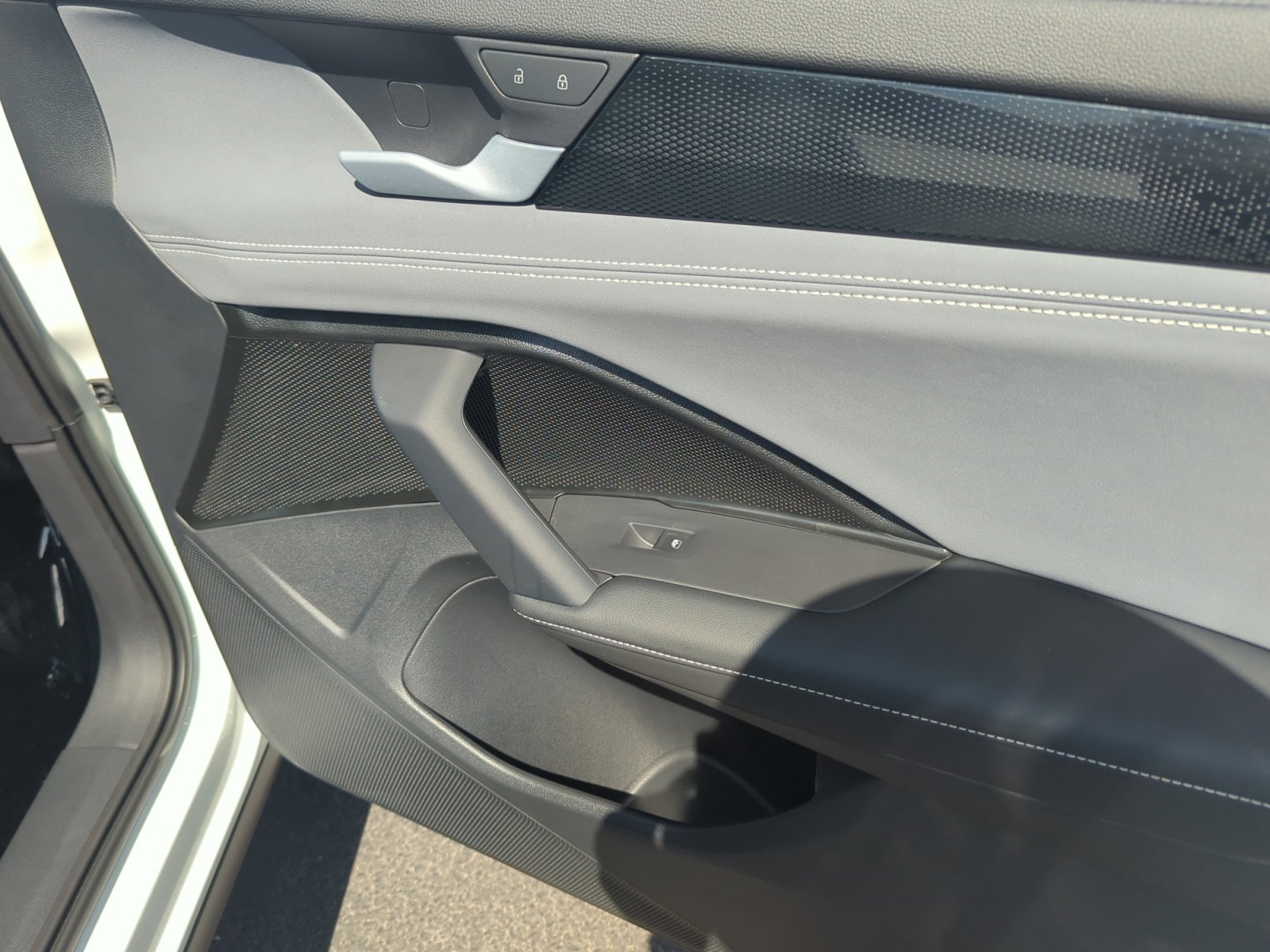 New 2025 Volkswagen Tiguan SE image 16