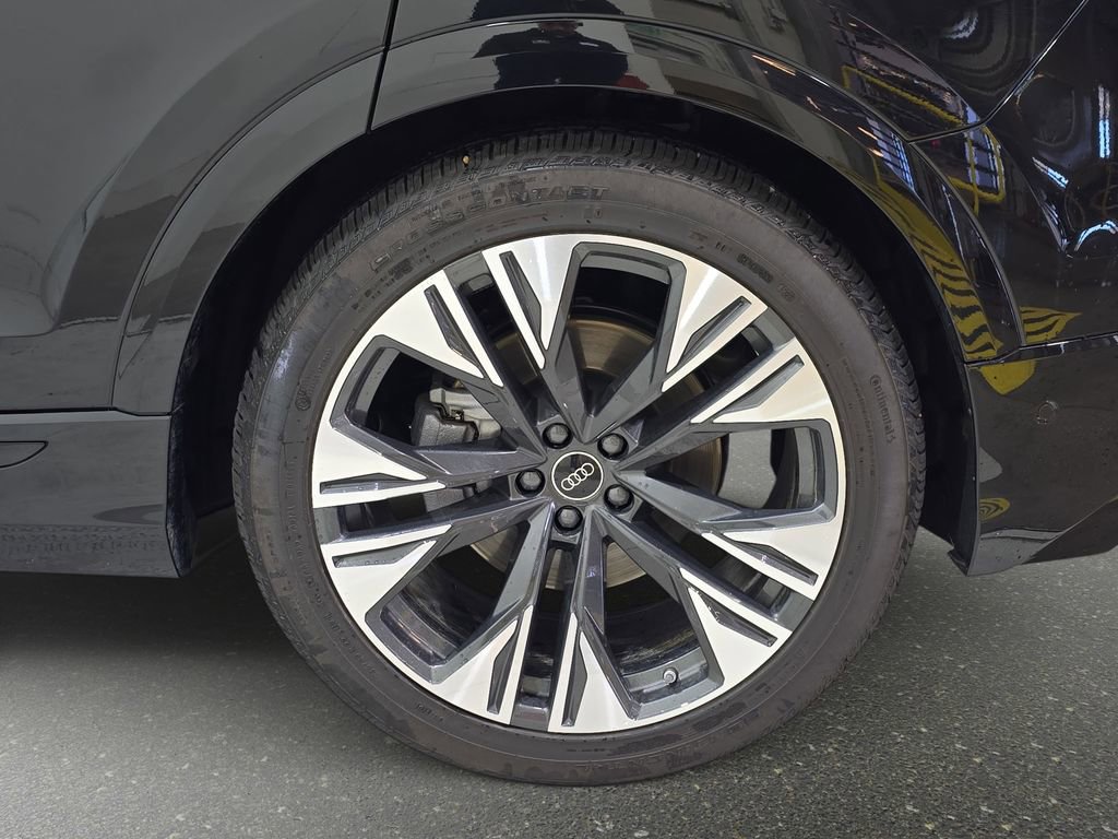 Used 2025 Audi Q8 Prestige w/ Prestige Package image 33