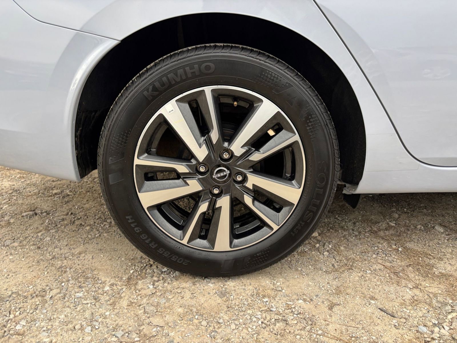 Used 2025 Nissan Versa SV image 28