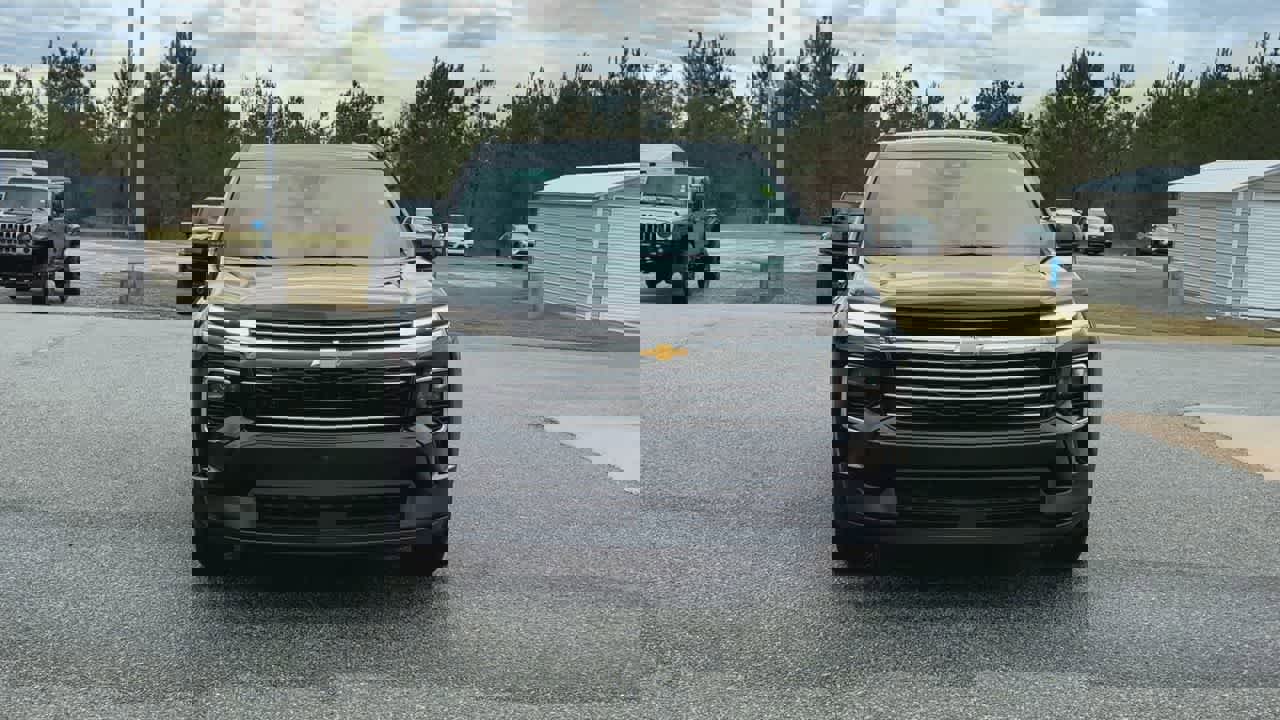 Used 2025 Chevrolet Traverse LT image 3