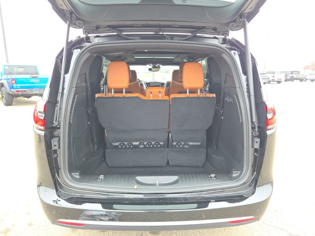 New 2026 Chrysler Pacifica Pinnacle image 7