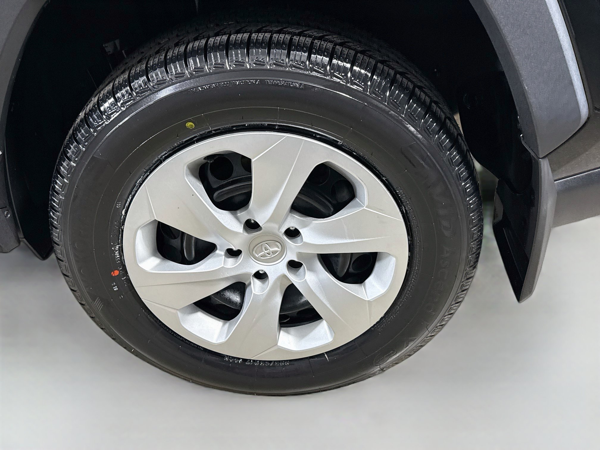 Used 2024 Toyota RAV4 LE AWD/4WD image 28