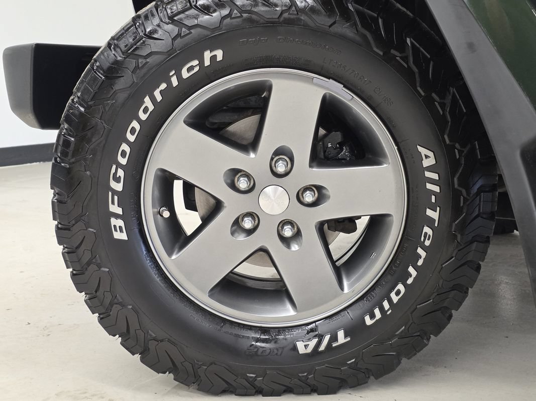 Used 2010 Jeep Wrangler Unlimited Rubicon w/ Dual Top Group AWD/4WD image 40