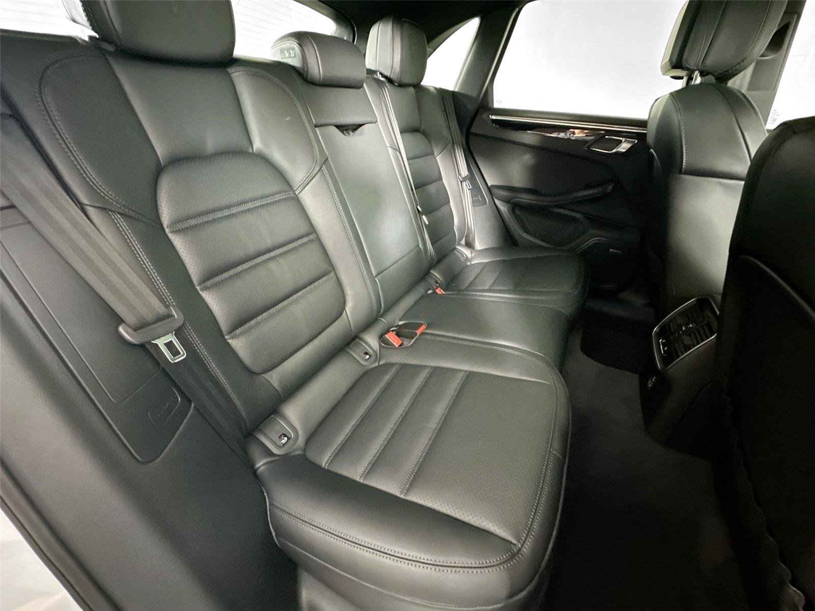 Certified 2026 Porsche Macan Turbo AWD/4WD image 27