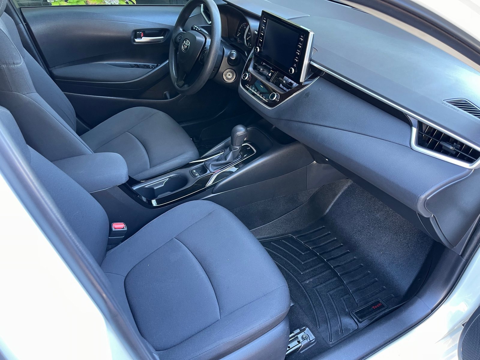 Used 2020 Toyota Corolla LE w/ Carpet Mat Package (TMS) image 22